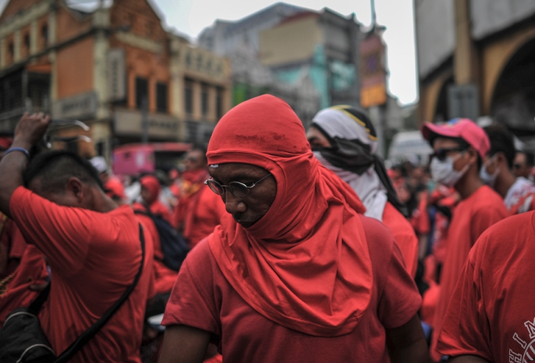 A protester covering his face with t-shirt during a pro-government Red Shirts rally in Kuala Lumpur on September 16, 2015. PHOTO BY FIRDAUS LATIF