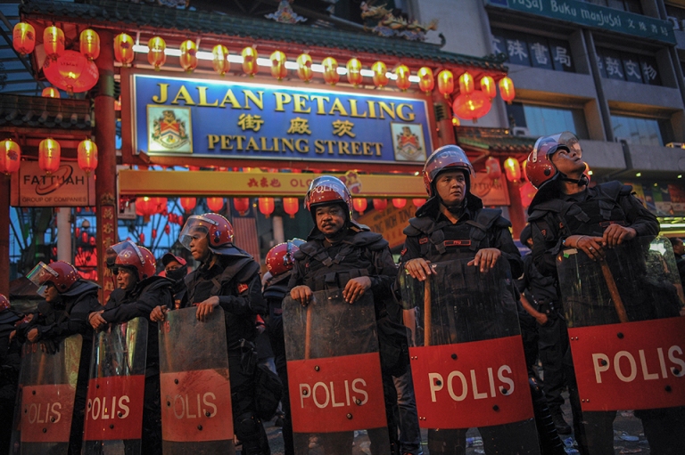 Malaysian Police Anti Riot Squad FRU stand guard during a pro-government Red Shirts rally in Kuala Lumpur on September 16, 2015. PHOTO BY FIRDAUS LATIF